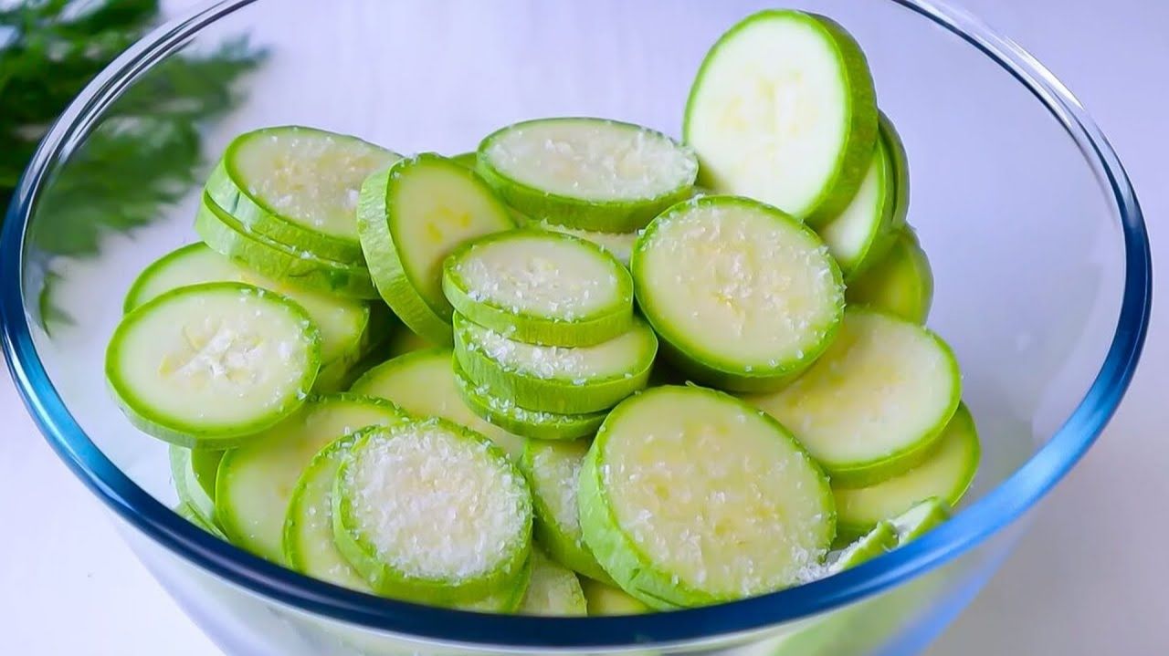 Просто нарежьте КАБАЧКИ кружочками. 2 Самых простых и Вкусных рецепта из Кабачков смотреть онлайн