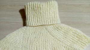 Манишка спицами резинкой 1*1