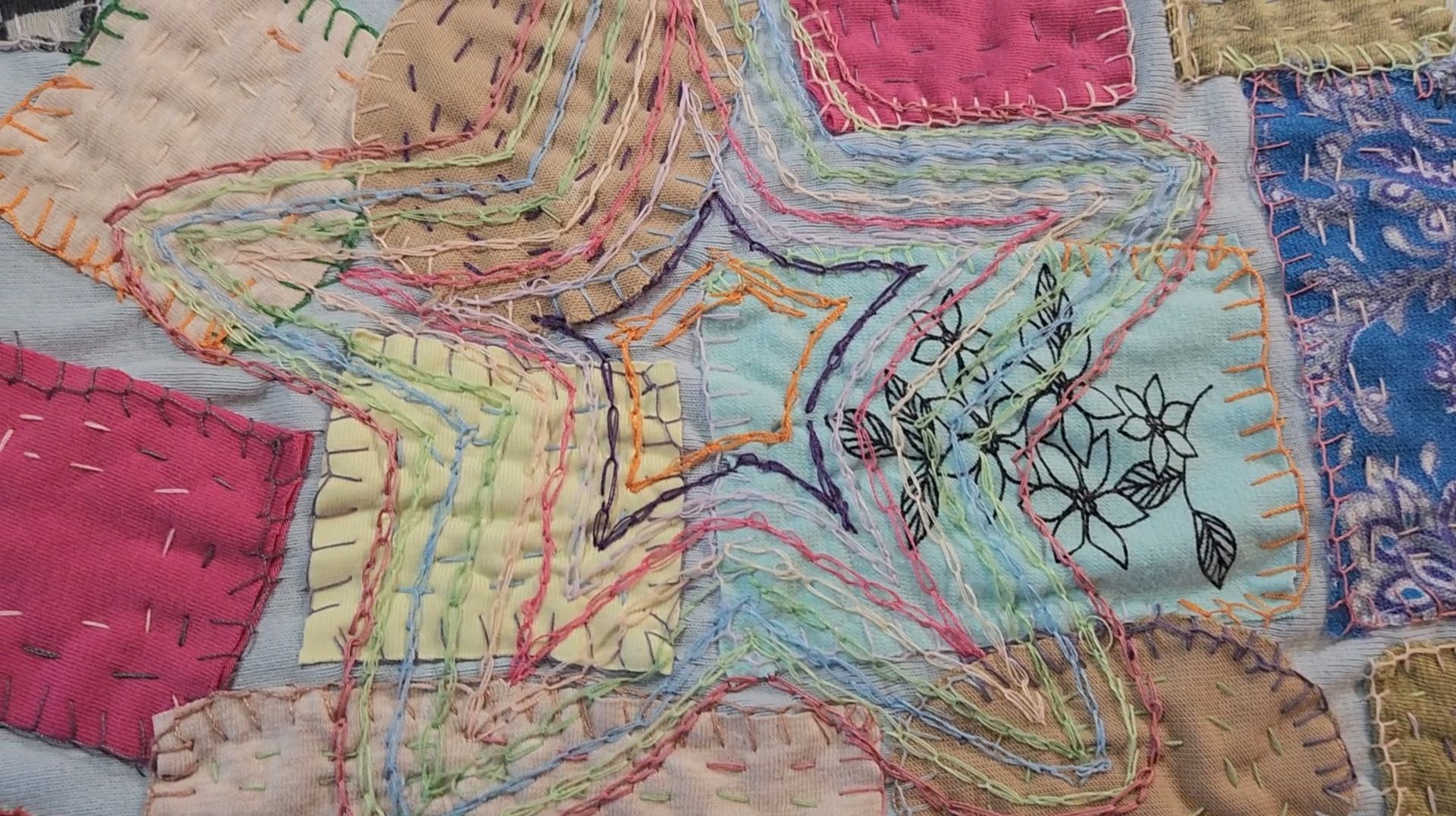 Сделала 4 новых блока//Переработка старых вещей и декоративная вышивка 🪡 🧵 смотреть онлайн