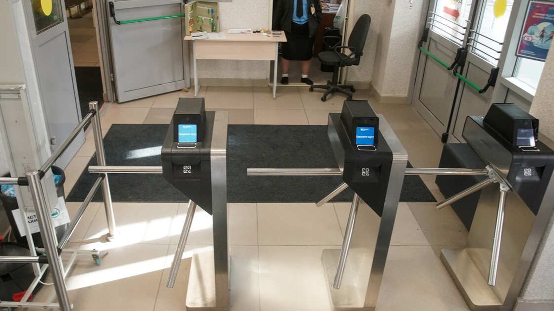 Девочку ударило током при проходе через школьный турникет смотреть онлайн