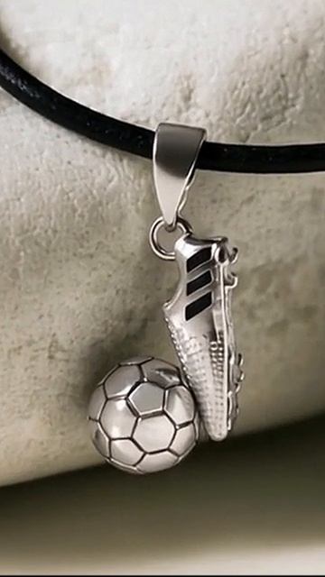 Кулон «Футбольная бутса с мячом» от SWANKY Jewelry для тех, кто реально живёт футболом
