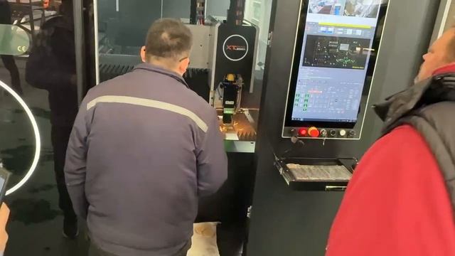 Демонстрация высокоскоростной резки на месте 1 - Новая модель будет запущена в конце этого месяца смотреть онлайн