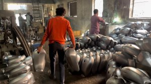 Удивительный процесс изготовления бензобаков для мотоцикла с минимумом инструментов