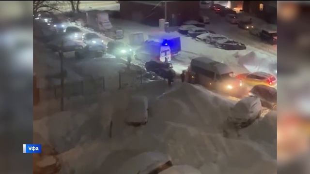 Уфимцы недовольны автовладельцами, которые паркуют свои машины на проезжей части смотреть онлайн