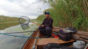 ВЕРНУЛСЯ В РЫБНУЮ ЗАВОДЬ! ЛОВИЛ НА ПОПЛАВОК, НО ВДРУГ ХАПНУЛ САЗАН! РЫБАЛКА НА ПОПЛАВОК!