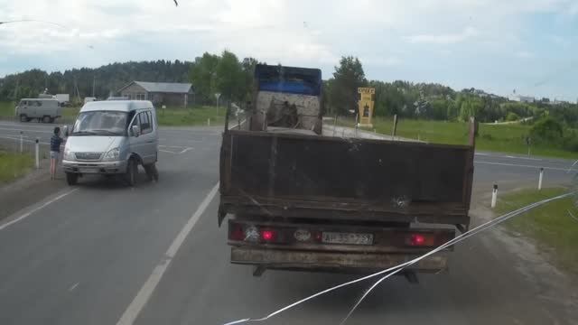 Сделали доброе дело. Помогли, оттолкали Газель с перекрестка. смотреть онлайн