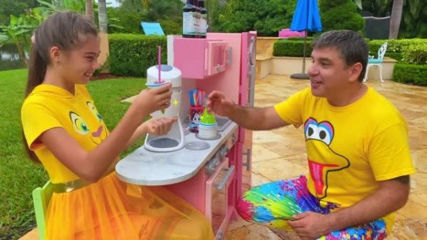 Настя и Стейси готовят десерты для папы