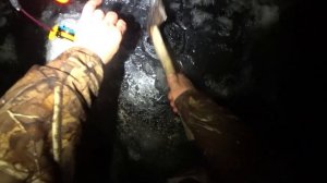 ЛЁД ЛОМИТСЯ ОТ РЫБЫ!ДИКИЙ ЖОР НА ПРОСТУЮ УДОЧКУ. Рыбалка с ночёвкой в летней палатке на льду.