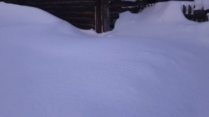 Очень  много  снега  трубу засыпало снегом.