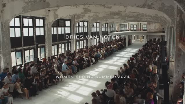 Показ женской коллекции Dries Van Noten весна-лето 2024 смотреть онлайн