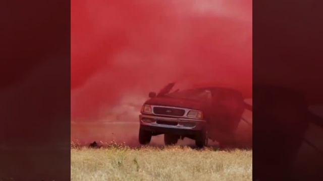 Сила удара воды падающей с пожарного самолета смотреть онлайн