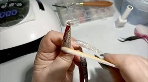 Наращивание гелем с снежными хлопьями. элегантный белый дизайн