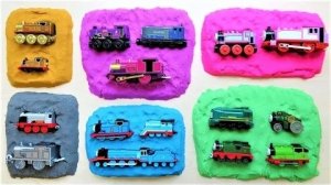 Томас и его друзья кладут игрушку на кинетический песок