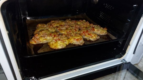 Готовлю крабовый салат и отбивные