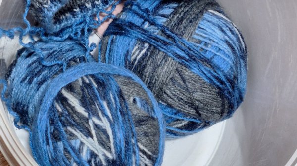 Распускаю свитер. Начала шить коврик.