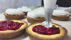 Корзиночки с вишней и белковым кремом.
