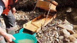 РАБОТА ЧЁРНЫХ КОПАТЕЛЕЙ В ГОРНЫХ РУЧЬЯХ.