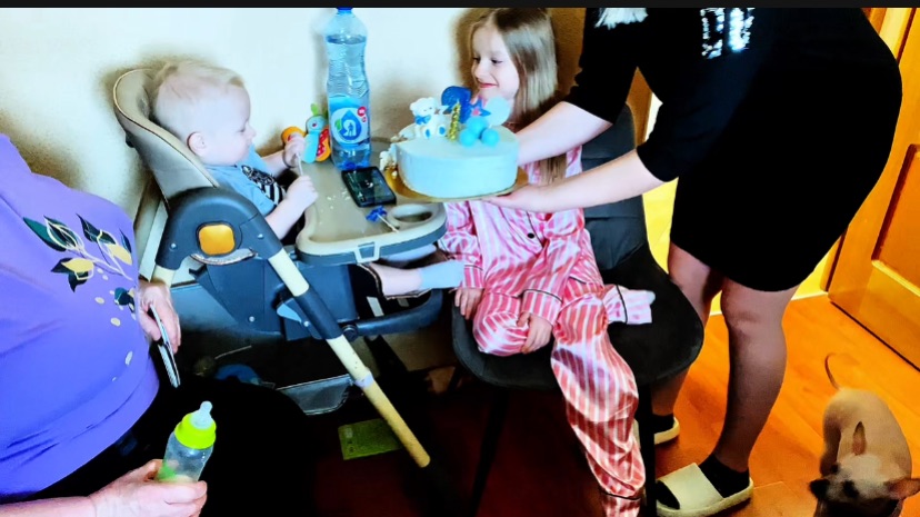 Я уже хочу Тортика, а доченька все работать заставляет!В День рождения Внука все собрались смотреть онлайн