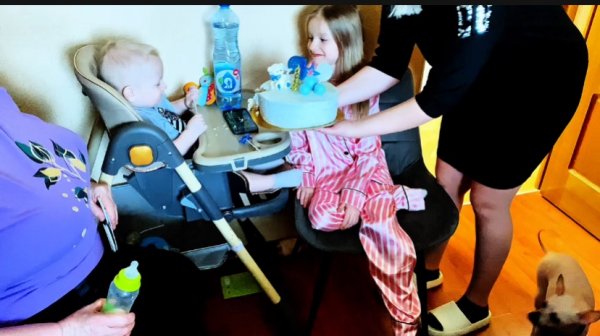 Я уже хочу Тортика, а доченька все работать заставляет!В  День рождения Внука  все собрались