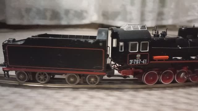 Эр-ка бегает по кругу.