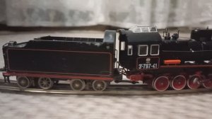 Эр-ка бегает по кругу.