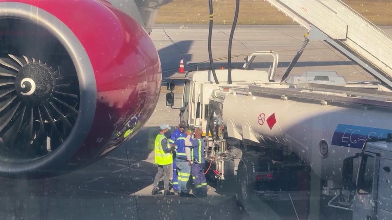 Российские туристы не могут покинуть Кубу из-за проблем с топливом для самолетов. смотреть онлайн