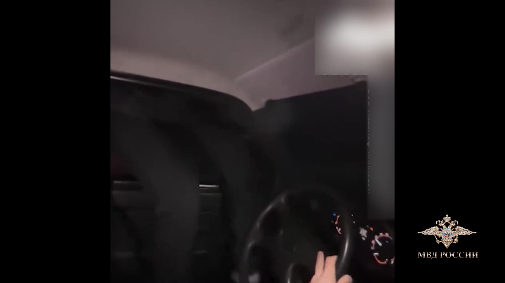 В Башкирии юноша забрался на крышу машины во время движения и упал смотреть онлайн