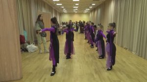 Танцуют школьники