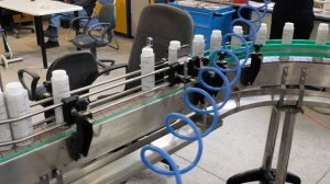 Розлив в пластиковую бутылку с термоусадочной этикеткой .mp4