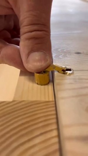 Интересные, но не очень прочные петли для тяжелых столешниц.