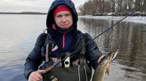 Зимняя рыбалка на спиннинг. Ловим рыбу в забродниках.Подводный мир.