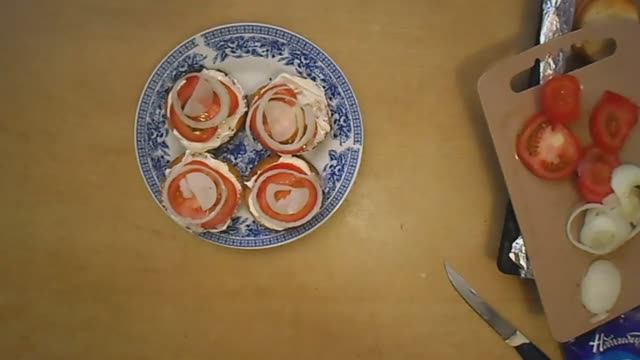 Бутерброд с помидоркой и луком. Быстрый завтрак