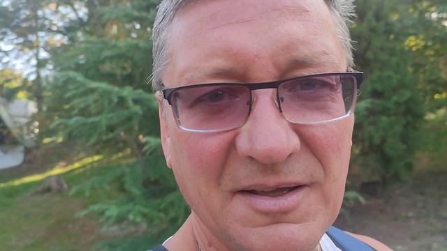 То ли рядом с шофером,
То ли в тесном купе,
Я мотаюсь по жизни,
По великой стране.
Позади километры смотреть онлайн