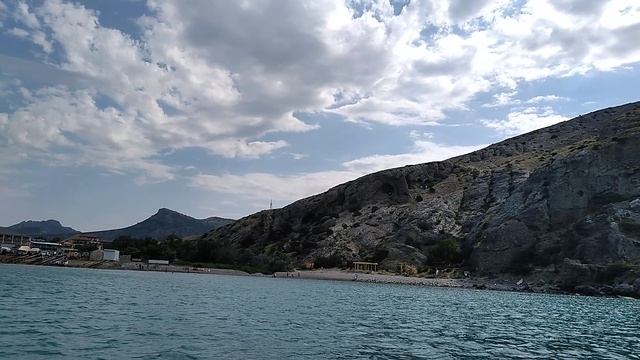 Плывем по Чёрному морю в Судаке рядом с гротом на мысе Алчак-Кая смотреть онлайн