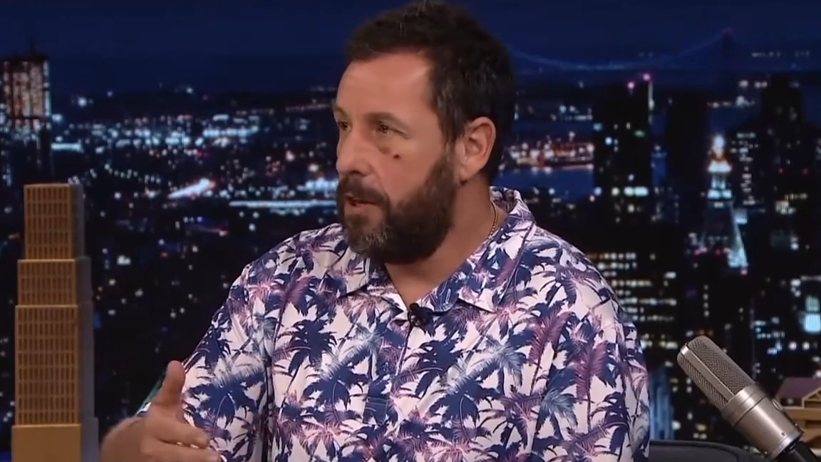 Телефон Адама Сэндлера поставил ему фингал под глазом (расширенная версия) | Вечернее шоу с Джимми Ф смотреть онлайн