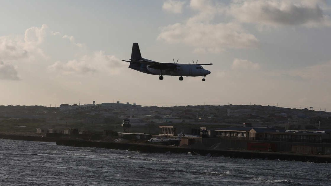 Самолет с 55 людьми рухнул на берегу Индийского океана в Сомали смотреть онлайн