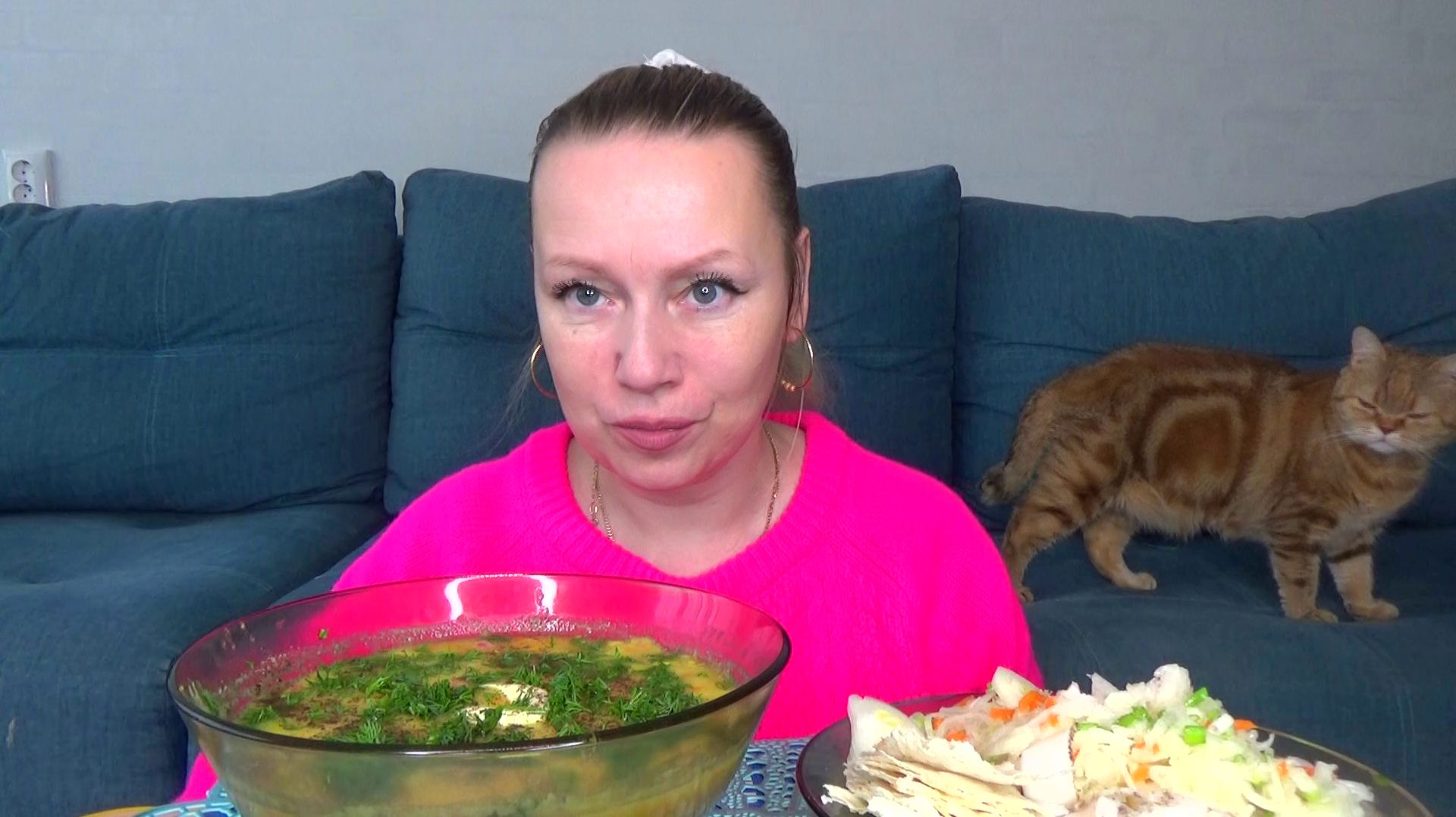 Мукбанг борщ гороховый с зеленью и салом, капуста с луком. Еда вкуснота! смотреть онлайн