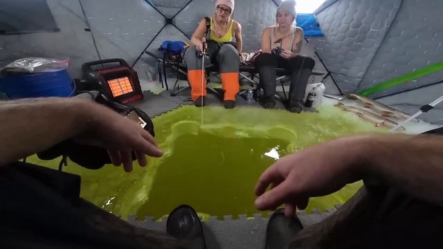 Парень с девушками на зимней рыбалке смотреть онлайн