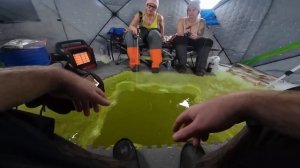 Парень с девушками на зимней рыбалке