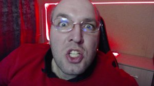 сижу и смотрю в камеру в красном свитере