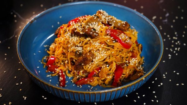 Лапша по-азиатски.