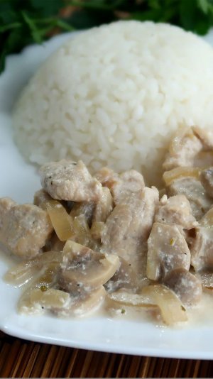 Фрикасе из курицы с шампиньонами в сливочном соусе