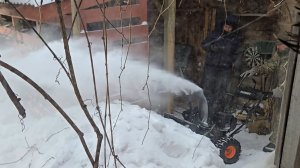 Сугробы у Избушки, бабка на крыше и спасательная операция по освобождению из снежного плена