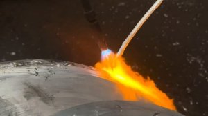 Алюминиевый лом превращается в огромные кастрюли для приготовления пищи