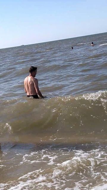 Ура купаться в волнах в теплом Азовском море в станице Голубицкая смотреть онлайн