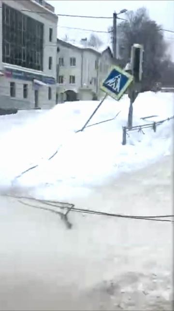 Оборвало провода рядом с проезжей частью 2 камера смотреть онлайн