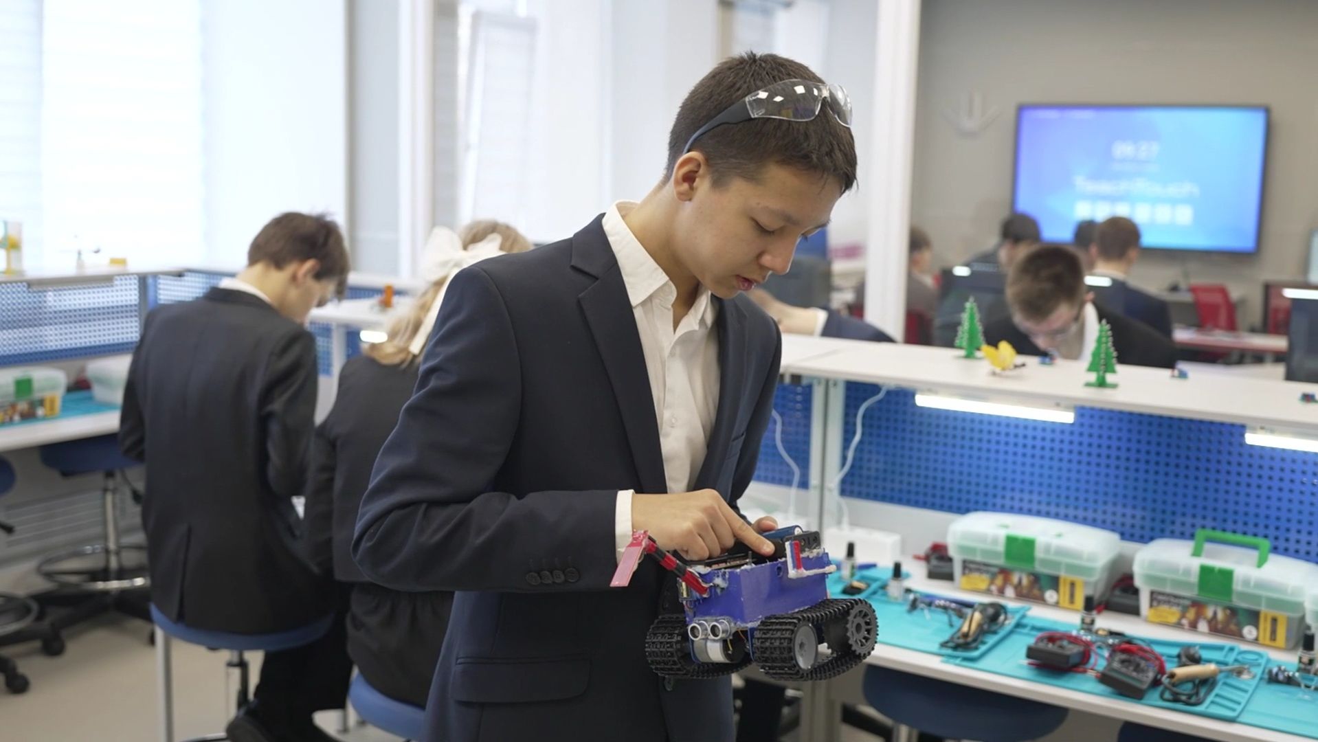 В Мегионе открылась первая IT-лаборатория для школьников смотреть онлайн