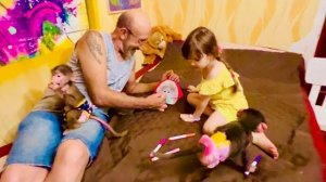 Влад с Ангелиной и Степа с Маней РИСУЮТ красивую ШАПКУ  для Ангелины!