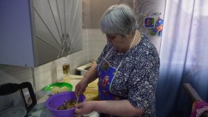 Нет денег на мраморное мясо Капуста и пшено выручит Хозяюшка пенсионерка готовит вкусный обед семье