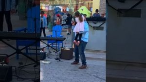 Девушка играет на скрипке